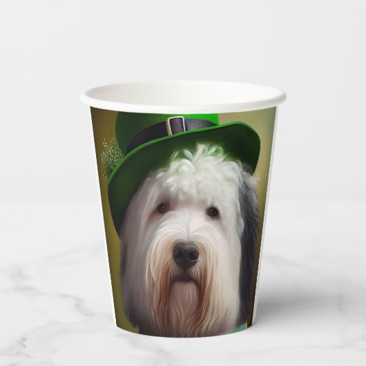 Old English Sheepdog in St. Patrick's Day Dress Pappbecher (Rückseite)