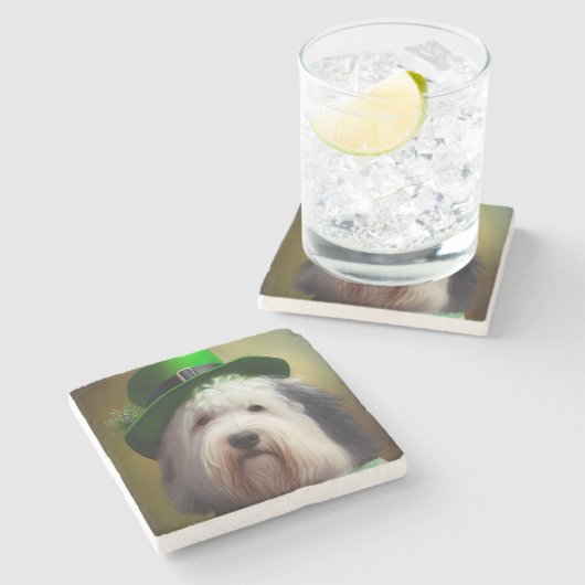 Old English Sheepdog in St. Patrick's Day Dress Steinuntersetzer (Seitenansicht)