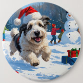 Old English Sheepdog läuft in Snow Weihnachtshut Button (Vorderseite)