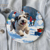 Old English Sheepdog läuft in Snow Weihnachtshut Button (Beispiel)