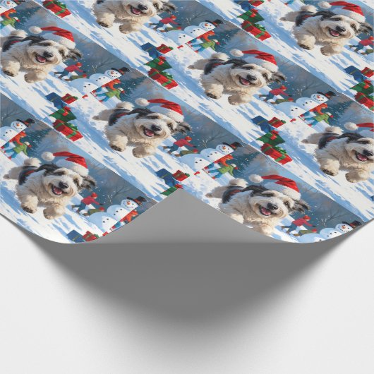 Old English Sheepdog läuft in Snow Weihnachtshut Geschenkpapier (Ecke)