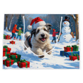 Old English Sheepdog läuft in Snow Weihnachtshut Große Geschenktüte (Vorderseite)