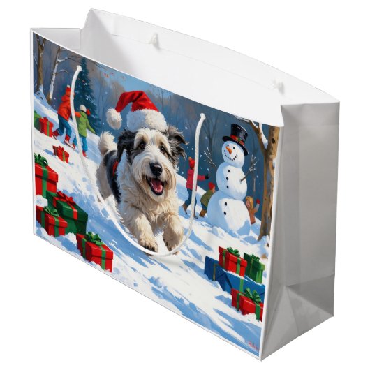 Old English Sheepdog läuft in Snow Weihnachtshut Große Geschenktüte (Rückseite Schrägansicht)