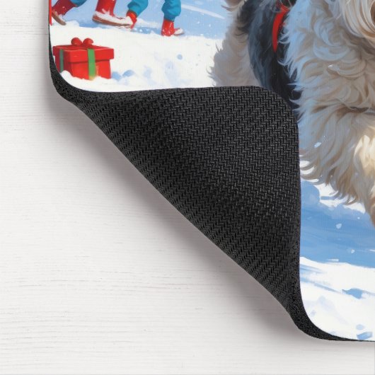 Old English Sheepdog läuft in Snow Weihnachtshut Mousepad (Ecke)