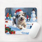 Old English Sheepdog läuft in Snow Weihnachtshut Mousepad (Mit Mouse)