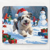 Old English Sheepdog läuft in Snow Weihnachtshut Mousepad (Vorne)