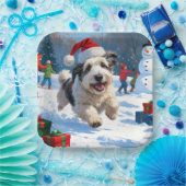 Old English Sheepdog läuft in Snow Weihnachtshut Pappteller (Party)