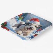 Old English Sheepdog läuft in Snow Weihnachtshut Pappteller (Gewinkelt)