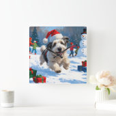 Old English Sheepdog läuft in Snow Weihnachtshut Quadratische Wanduhr (Zuhause)