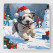 Old English Sheepdog läuft in Snow Weihnachtshut Quadratische Wanduhr (Vorderseite)