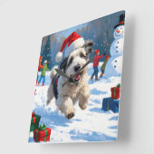 Old English Sheepdog läuft in Snow Weihnachtshut Quadratische Wanduhr (Winkel)