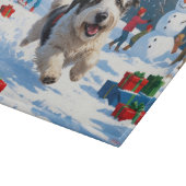 Old English Sheepdog läuft in Snow Weihnachtshut Schneidebrett (Ecke)