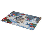 Old English Sheepdog läuft in Snow Weihnachtshut Schneidebrett (Ecke)
