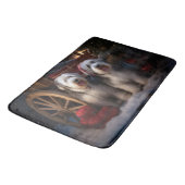 Old English Sheepdog Snowy Sleigh Weihnachtsdekor Badematte (Schrägansicht)