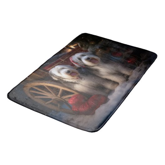 Old English Sheepdog Snowy Sleigh Weihnachtsdekor Badematte (Schrägansicht)