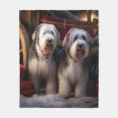Old English Sheepdog Snowy Sleigh Weihnachtsdekor Fleecedecke (Vorderseite)