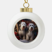 Old English Sheepdog Snowy Sleigh Weihnachtsdekor Keramik Kugel-Ornament (Vorderseite)