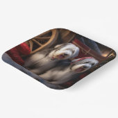 Old English Sheepdog Snowy Sleigh Weihnachtsdekor Pappteller (Gewinkelt)