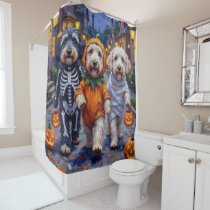Old English Sheepdogs beim Trick-or-Treaten Hallow Duschvorhang