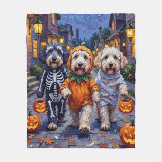 Old English Sheepdogs Trick-or-Treating Halloween Fleecedecke (Vorderseite)