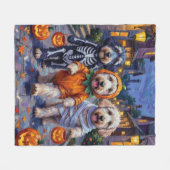 Old English Sheepdogs Trick-or-Treating Halloween Fleecedecke (Vorderseite (Horizontal))
