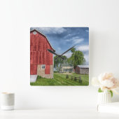 Old Farmhouse and Red Barn Foto von Wall Clock Quadratische Wanduhr (Zuhause)
