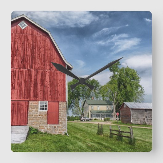 Old Farmhouse and Red Barn Foto von Wall Clock Quadratische Wanduhr (Vorderseite)