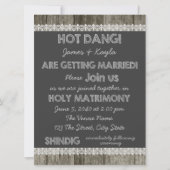 Old Fashioned Barn Wood Chalkboard Country Wedding Einladung (Vorderseite)