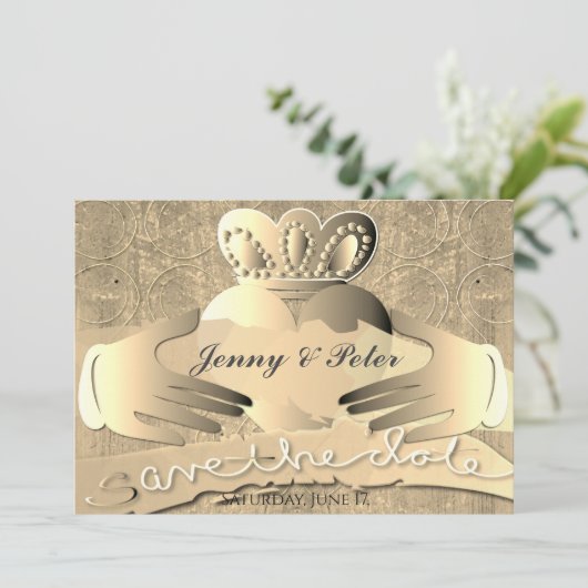Old Gold Claddagh Ring Flat Save the Date Card (Stehend Vorderseite)