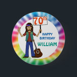 Old Hippy Tie Dye 70th Birthday Party Pinba<br><div class="desc">Feiern Sie Ihren Lieblings-Alt-Hippie-Typ mit einer brillanten gefärbte Krawatte mit einem Hippie-Typ,  der mit seinem gefärbte Krawatte-Headband und seiner treuen Gitarre am Bein zwei Finger hoch hält. Er hält ein Schild mit seinem Alter auf. Original Design von Holiday Hearts Designs für OldRockerDude.</div>