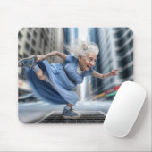 Old Lady auf einem Windy Street Vent Mousepad (Mit Mouse)