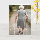 Old Lady Playing Hopscotch Geburtstag Spaß Karte (Gelbe Blume)