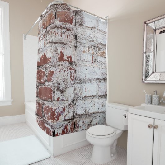 Old painted brick wall with peeling white paintwal duschvorhang (Beispiel)