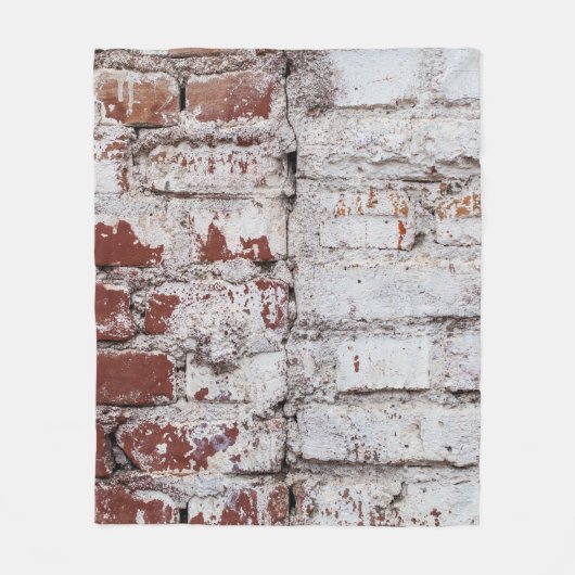Old painted brick wall with peeling white paintwal fleecedecke (Vorderseite)
