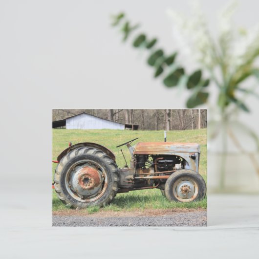Old Rusty Tractor by a fence in the Country Postkarte (Stehend Vorderseite)
