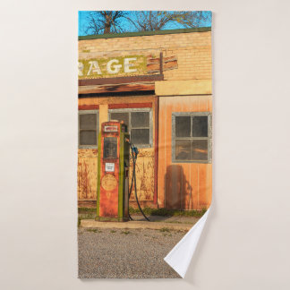 Old service station in rural Utah,  USA. vintage,  Badehandtuch