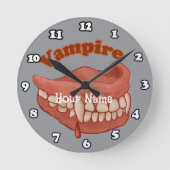 Old Vampire Teeth Runde Wanduhr (Vorderseite)