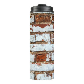 Old vintage brick wall with sprinkled white plaste thermosbecher