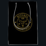 Old West Cowboy Rustikale Logos Personalisierte Tr Mittlere Geschenktüte<br><div class="desc">Personalisierte Geschenke für Trauzeugen mit Western Cowboy Thema. Dekoriert mit Cowboyhut mit Vintagem Western Schriftart. Text und Farbe können mit dem Design-Tool bearbeitet werden,  um Ihren Bedürfnissen gerecht zu werden. Holen Sie sich dieses individuelles Geschenk für Hochzeiten,  Bachelor-Party,  Verlobungsfeier oder andere besondere Anlässe.</div>