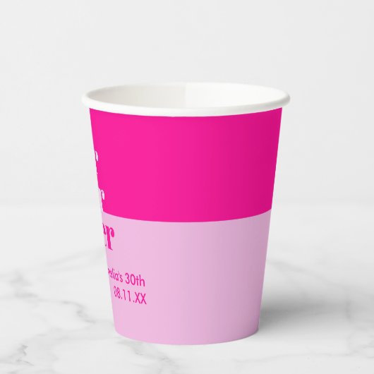 Older, Wiser, Hotter Minimal Bold Pink Birthday Pappbecher (Links)