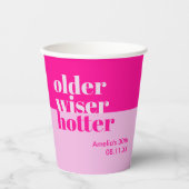 Older, Wiser, Hotter Minimal Bold Pink Birthday Pappbecher (Vorderseite)
