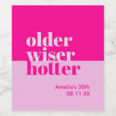 Older, Wiser, Hotter Minimal Bold Pink Birthday Weinetikett (Einzelnes Label)