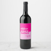 Older, Wiser, Hotter Minimal Bold Pink Birthday Weinetikett (Vorderseite)