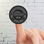 Oldtimer 2CV Abzeichen Engineering Emblem Runder Aufkleber<br><div class="desc">Emblem Motiv mit Linienzeichnung der 2cv Ente und dem Text "French Engineering - Since 1949".</div>