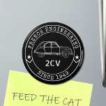 Oldtimer 2CV-Gütezeichen Magnet<br><div class="desc">Emblem Motiv mit der 2cv Ente und dem Text "Französisch Engineering - seit 1949".</div>