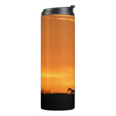 Ölfeldworkover-Service-Anlage am Sonnenuntergang Thermosbecher (Nach links gedreht)