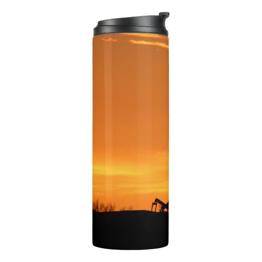 Ölfeldworkover-Service-Anlage am Sonnenuntergang Thermosbecher (Nach links gedreht)