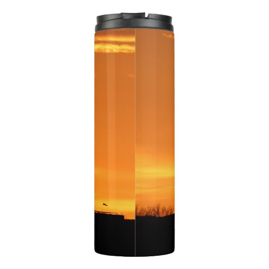 Ölfeldworkover-Service-Anlage am Sonnenuntergang Thermosbecher (Rückseite)