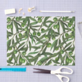Olive-Äste auf weißer Seite Seidenpapier (Handwerk)