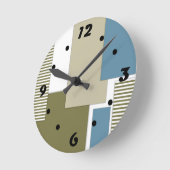 Olive-graues geometrisches Muster Runde Wanduhr (Winkel)